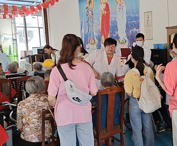 大学生献爱心