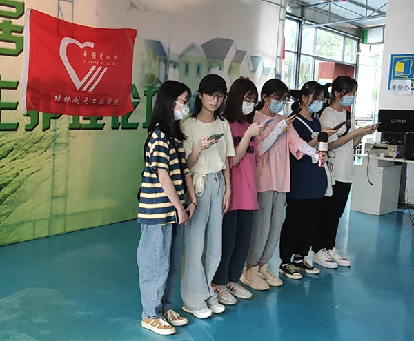 大学生献爱心